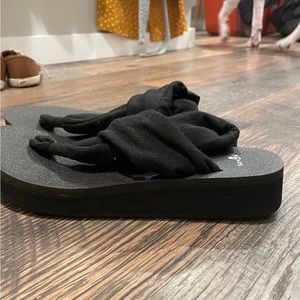 Sanuk black wedge sandal size 9